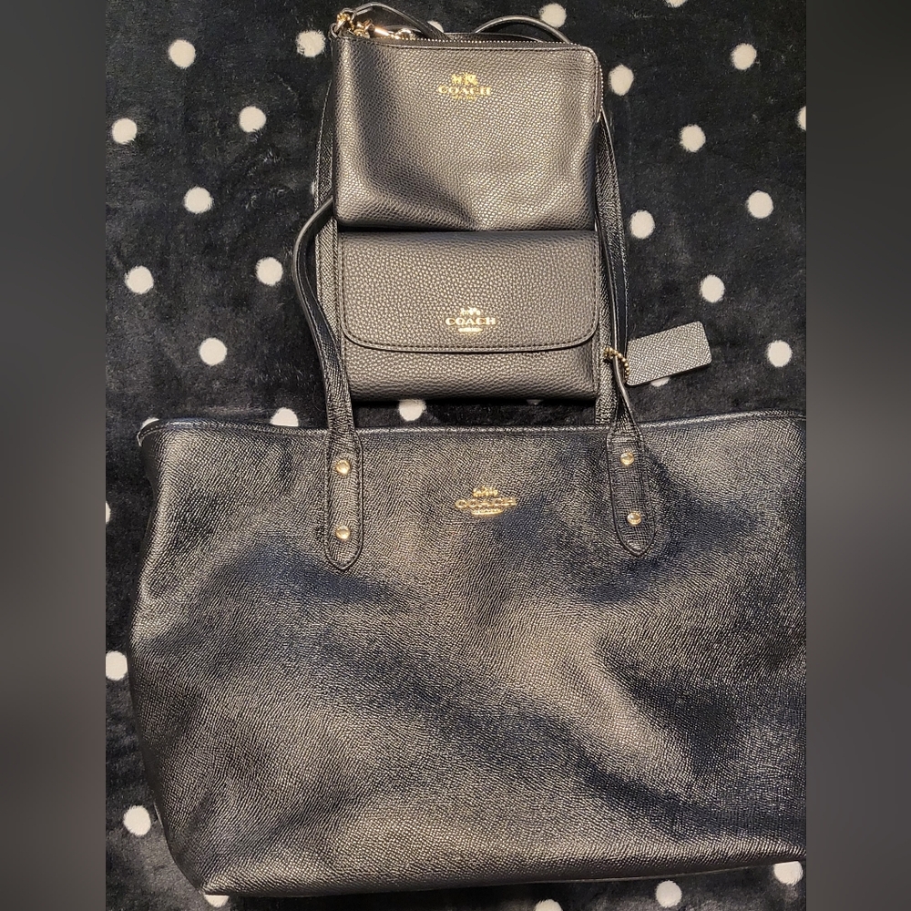 Coach Black Leather Tote with Quilted Design With Wallet And Wristlet